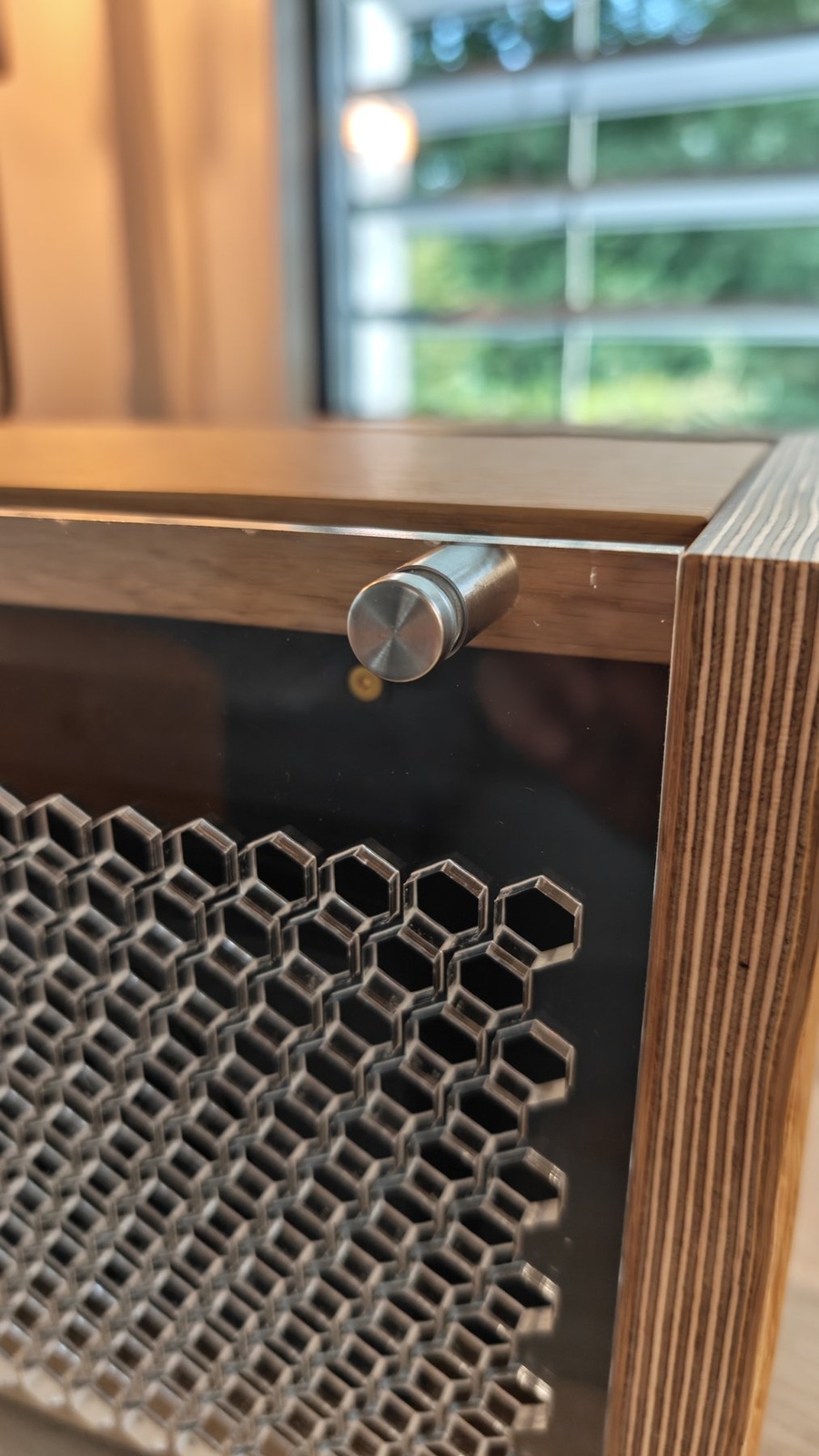 MAROIS – Detail WOOD: Waben-Mesh und Edelstahl
